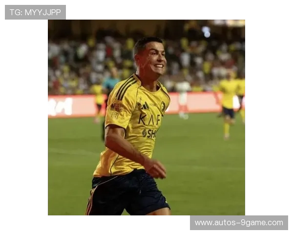 C罗落场物料全解析 足球巨星赛场外的精彩瞬间与准备工作