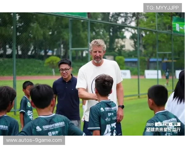 足球明星与小球迷亲密互动展现真诚关爱激励未来球员成长